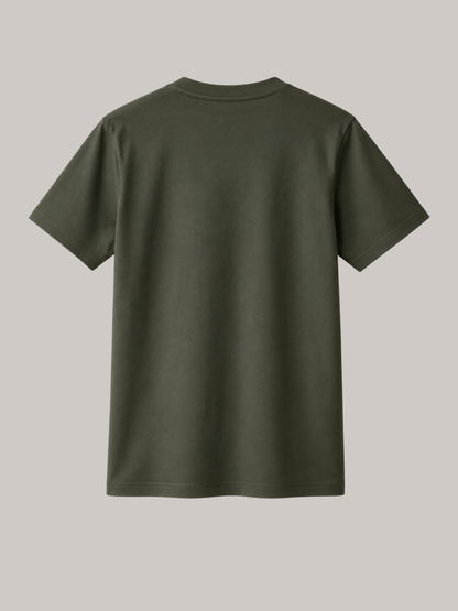 Rückansicht eines olivgrünen VYFINITY Regular Fit Unisex T-Shirts ohne Print. Das minimalistische Streetwear-Shirt zeigt die schlichte Rückseite mit klassischer Passform, kurzen Ärmeln und hochwertiger Verarbeitung auf neutralem Hintergrund.