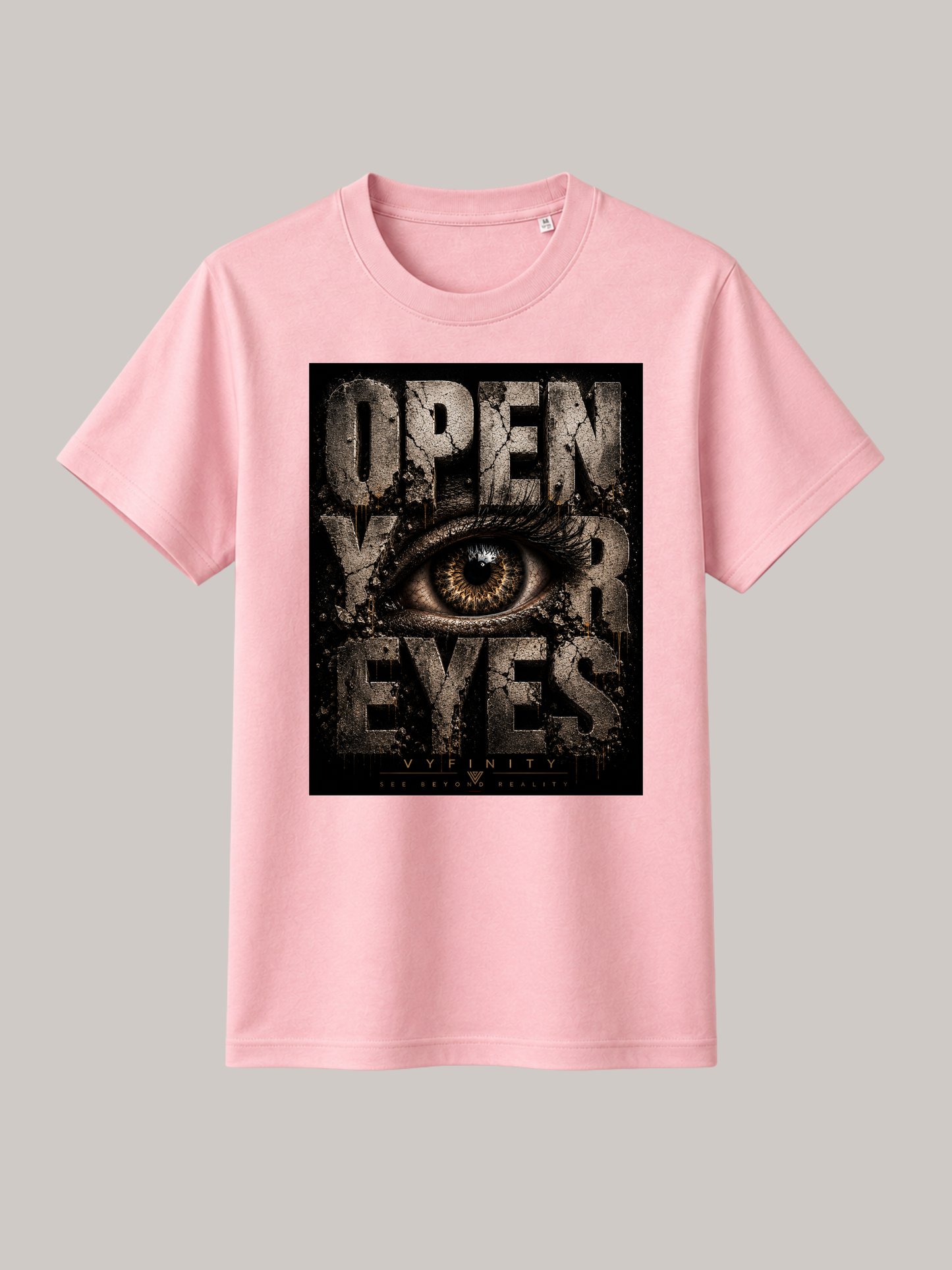 Hellrosa Unisex Classic Fit T-Shirt mit großem „OPEN YOUR EYES“-Print und realistischem Auge im markanten Grunge-Design. Premium Streetwear von VYFINITY mit urbanem Vintage-Look auf freigestelltem Studiohintergrund.