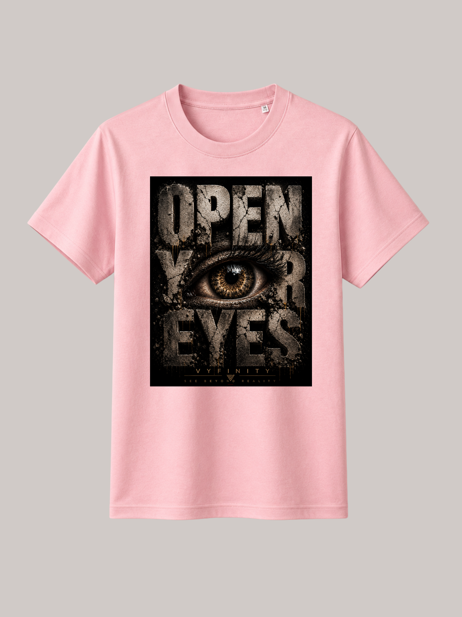 Hellrosa Unisex Classic Fit T-Shirt mit großem „OPEN YOUR EYES“-Print und realistischem Auge im markanten Grunge-Design. Premium Streetwear von VYFINITY mit urbanem Vintage-Look auf freigestelltem Studiohintergrund.