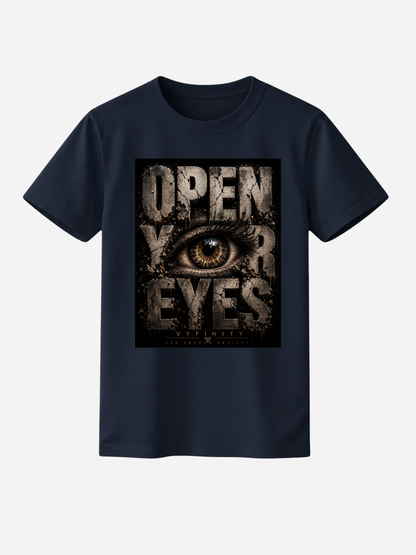 Dunkelblaues Unisex Classic Fit T-Shirt mit großem „OPEN YOUR EYES“-Print und realistischem Auge im markanten Grunge-Design. Premium Streetwear von VYFINITY mit urbanem Vintage-Look auf freigestelltem Studiohintergrund.
