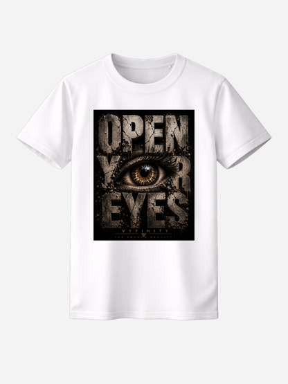 Weißes Unisex Classic Fit T-Shirt mit großem „OPEN YOUR EYES“-Print und realistischem Auge im markanten Grunge-Design. Premium Streetwear von VYFINITY mit urbanem Vintage-Look auf freigestelltem Studiohintergrund.