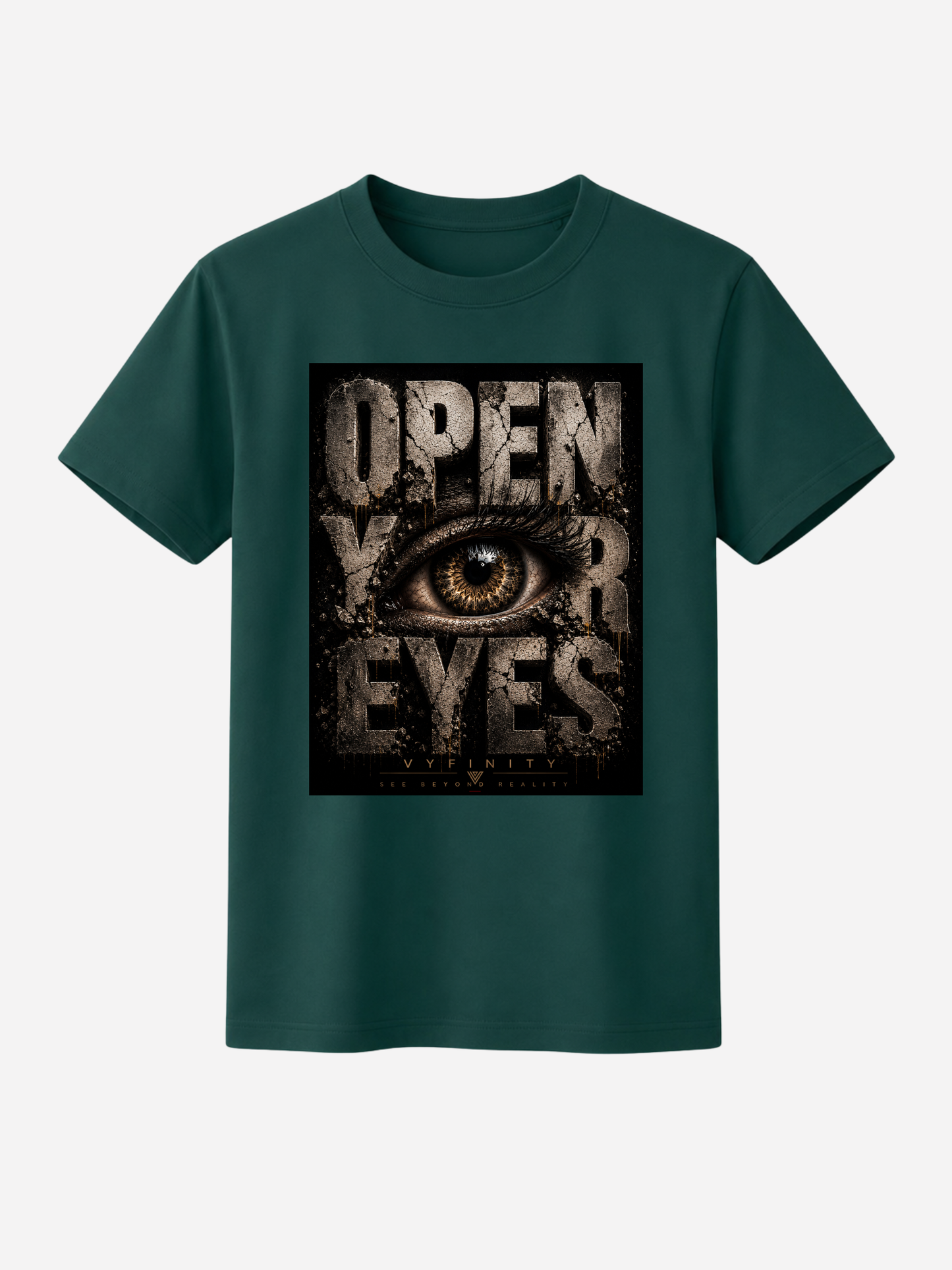 Dunkelgrünes Unisex Classic Fit T-Shirt mit großem „OPEN YOUR EYES“-Print und detailreichem realistischem Auge im markanten Grunge-Stil. Premium Streetwear von VYFINITY auf freigestelltem Studiohintergrund.