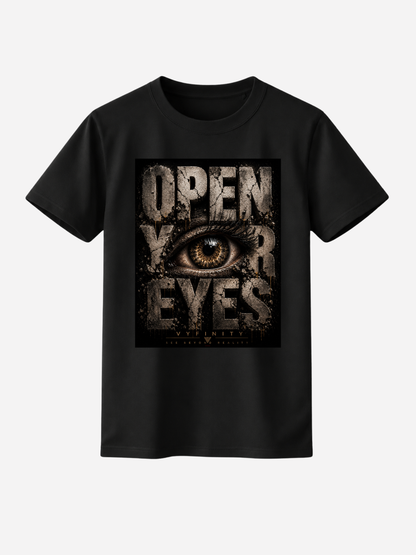 Schwarzes Unisex Classic Fit T-Shirt mit großem „OPEN YOUR EYES“-Print und realistischem Auge im markanten Grunge-Design. Premium Streetwear von VYFINITY mit urbanem Vintage-Look auf freigestelltem Studiohintergrund.