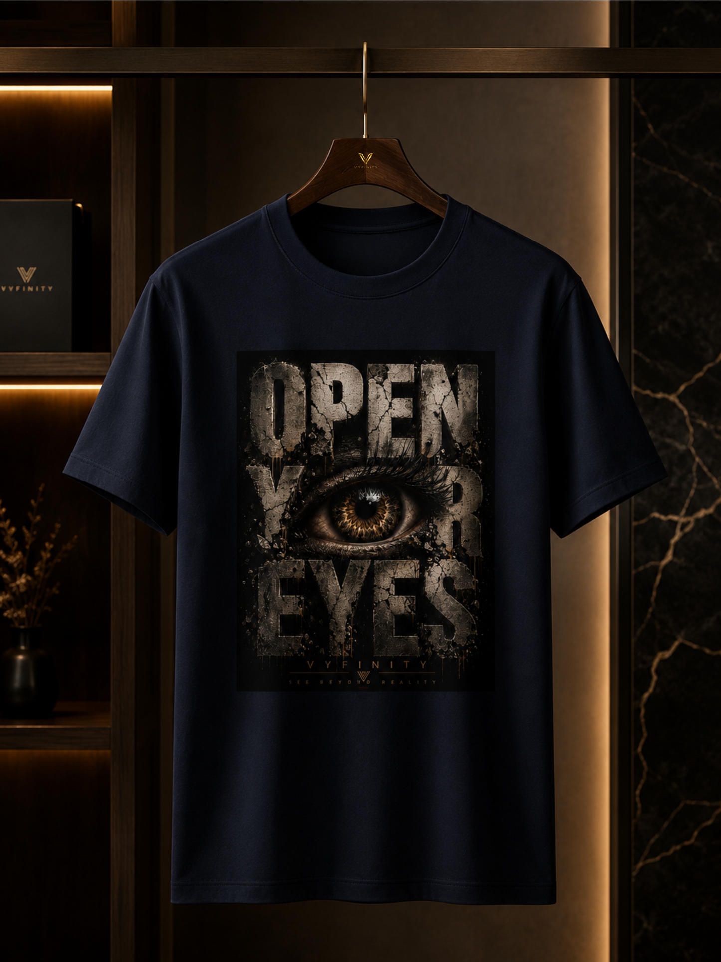Dunkelblaues VYFINITY Unisex Classic Fit T-Shirt auf edlem dunklen Holzkleiderbügel mit großem „OPEN YOUR EYES“-Print und realistischem Auge im Grunge-Design. Premium Streetwear präsentiert in luxuriösem Boutique-Ambiente mit warmem indirektem Licht.