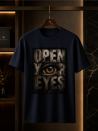 Dunkelblaues VYFINITY Unisex Classic Fit T-Shirt auf edlem dunklen Holzkleiderbügel mit großem „OPEN YOUR EYES“-Print und realistischem Auge im Grunge-Design. Premium Streetwear präsentiert in luxuriösem Boutique-Ambiente mit warmem indirektem Licht.