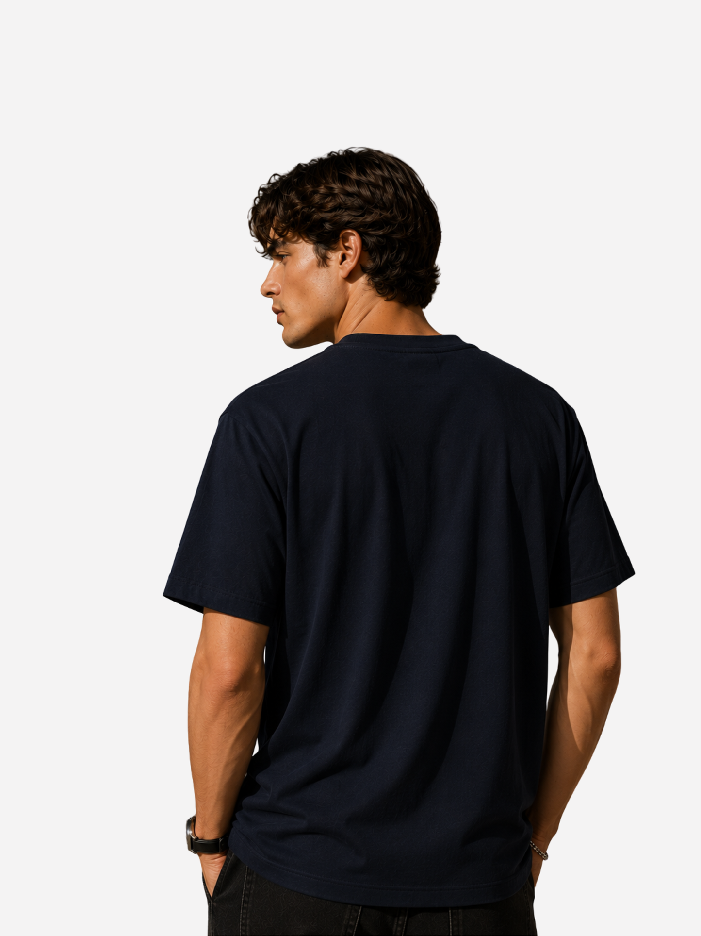 Rückansicht eines jungen Mannes im dunkelblauen Unisex Classic Fit T-Shirt von VYFINITY. Minimalistisches Premium Streetwear-Shirt ohne Frontprint, mit dezentem VYFINITY-Logo im Nacken vor hellem Studiohintergrund.