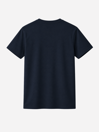 Rückansicht eines dunkelblauen Unisex Classic Fit T-Shirts ohne Print. Schlichtes Premium Basic-Shirt mit modernem Rundhalsausschnitt und minimalistischem Design vor hellem Studiohintergrund – VYFINITY Streetwear.