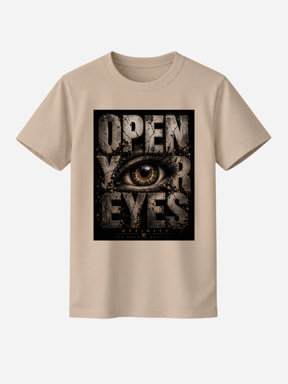 Beiges Unisex Classic Fit T-Shirt mit großem „OPEN YOUR EYES“-Print und realistischem Auge im markanten Grunge-Design. Premium Streetwear von VYFINITY mit urbanem Vintage-Look auf freigestelltem Studiohintergrund.