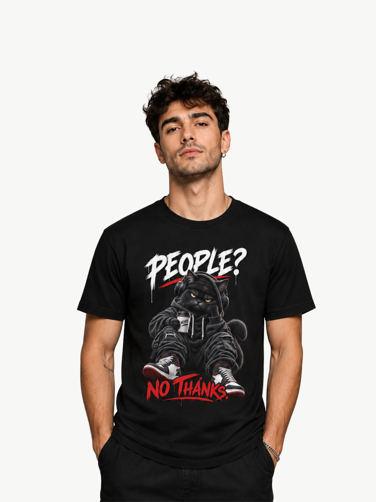 Männliches Model trägt ein schwarzes VYFINITY T-Shirt mit großem „PEOPLE? NO THANKS.“-Katzenmotiv auf der Vorderseite. Die schwarze Katze trägt Streetwear und Kopfhörer und hält einen Coffee-to-go-Becher. Studioaufnahme vor weißem Hintergrund.