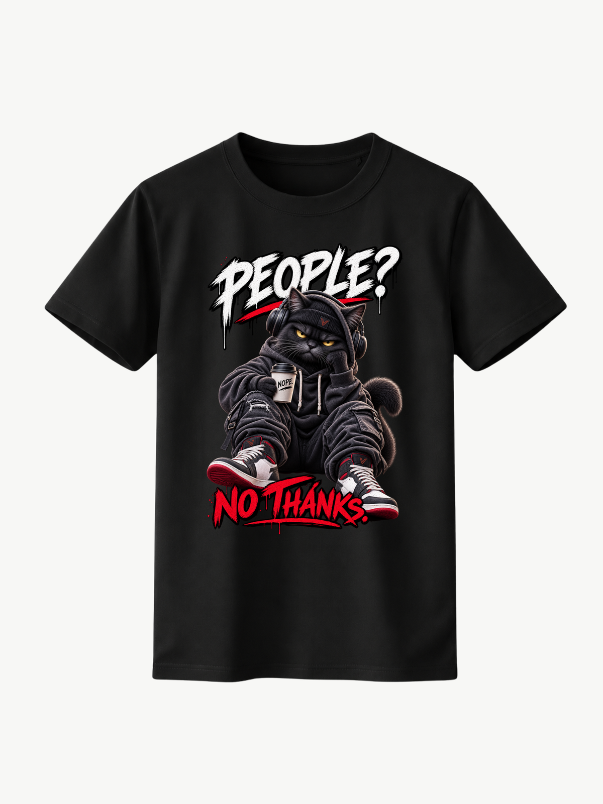 Schwarzes VYFINITY T-Shirt mit großem „PEOPLE? NO THANKS.“-Frontprint. Das Motiv zeigt eine schwarze Katze in Streetwear mit Kopfhörern und Coffee-to-go-Becher, ergänzt durch markante weiße und rote Typografie.