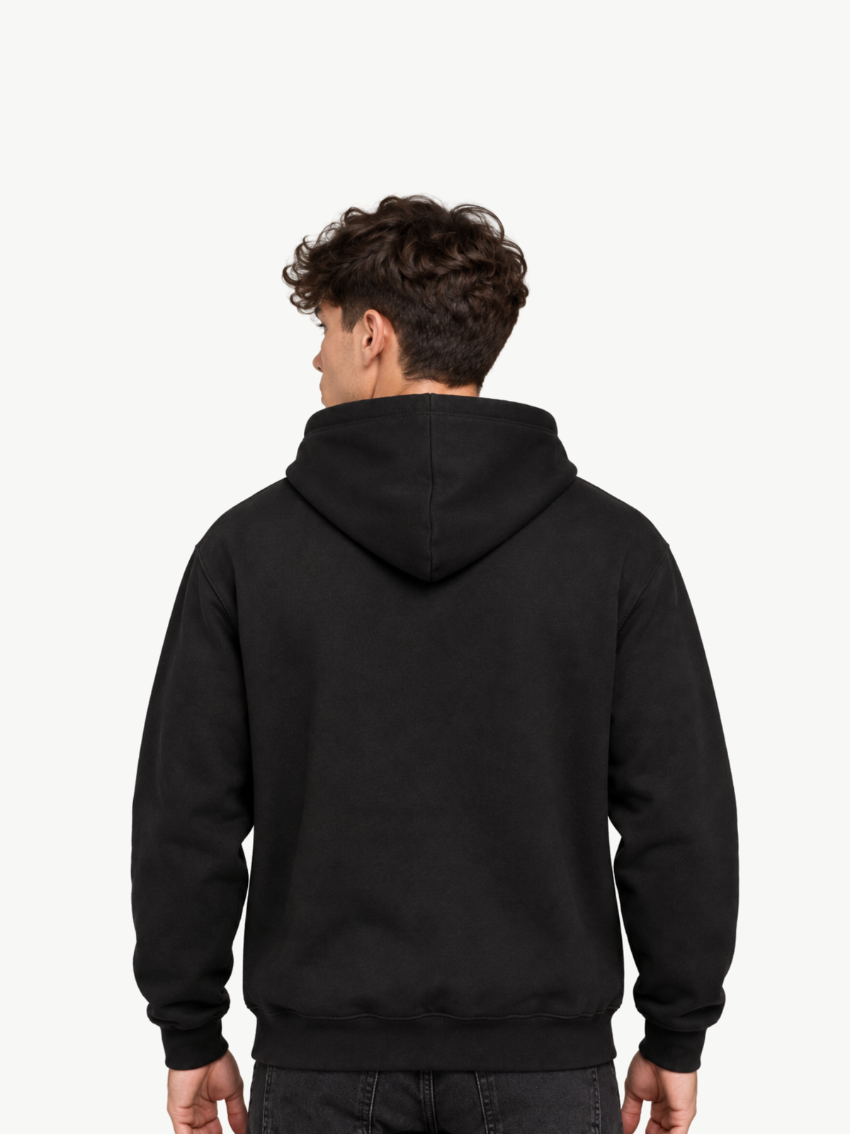 VYFINITY schwarzer Hoodie – Rückansicht am männlichen Model, cleanes Design ohne Rückenprint