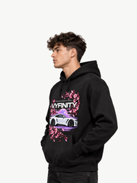 VYFINITY schwarzer Hoodie mit Speed Meets Soul Car Design, weißem Sportwagen und pinken Kirschblüten – Seitenansicht am männlichen Model