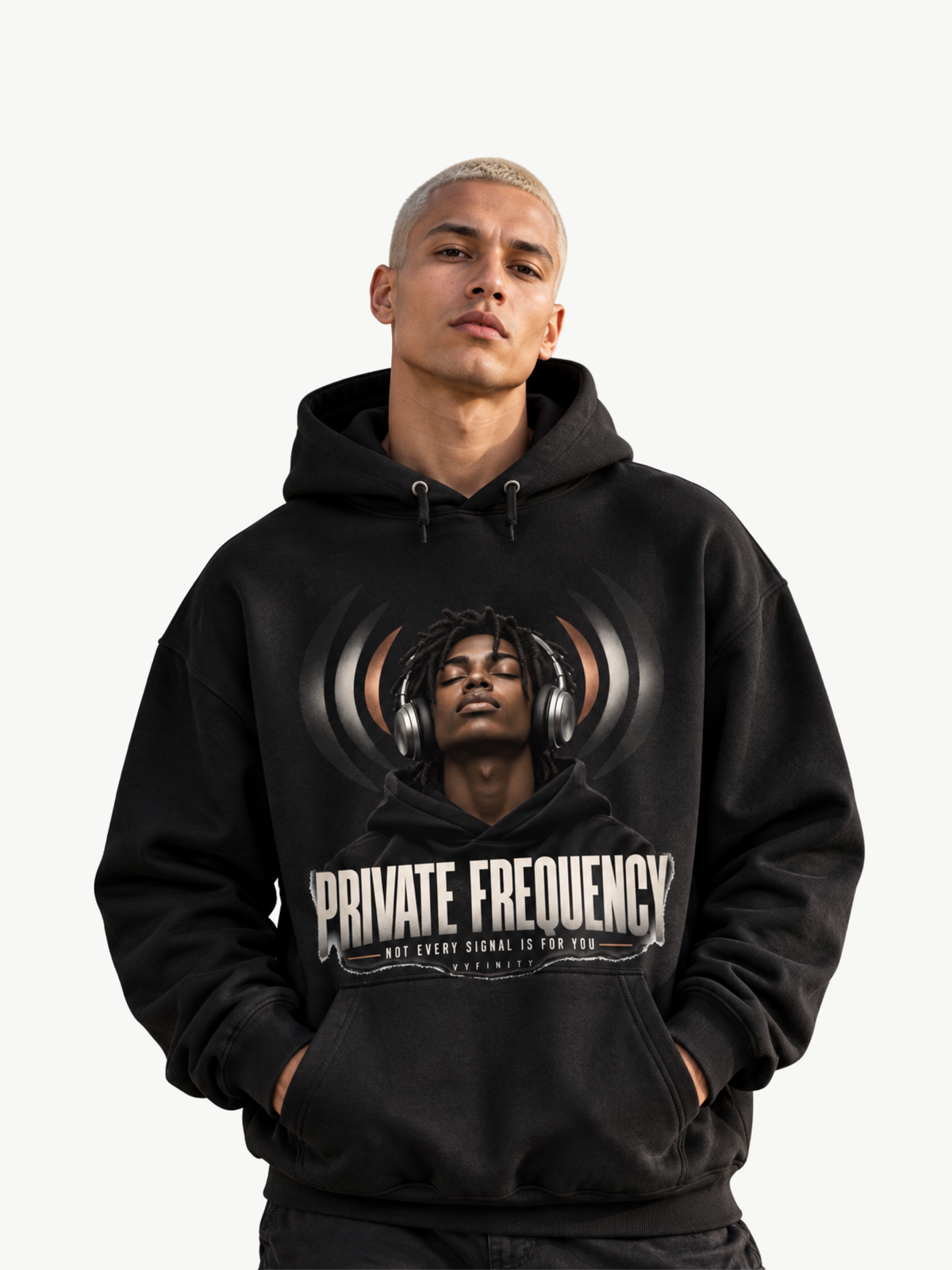 VYFINITY schwarzer Hoodie mit Private Frequency Design und Kopfhörer-Motiv – getragen von männlichem Model, Produktansicht von vorne