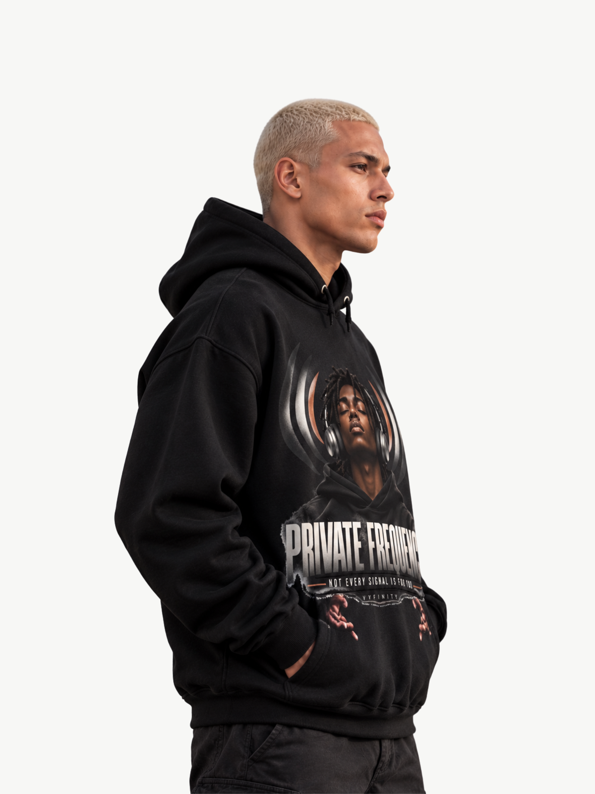 VYFINITY schwarzer Hoodie mit Private Frequency Design und Kopfhörer-Motiv – getragen von männlichem Model in Seitenansicht