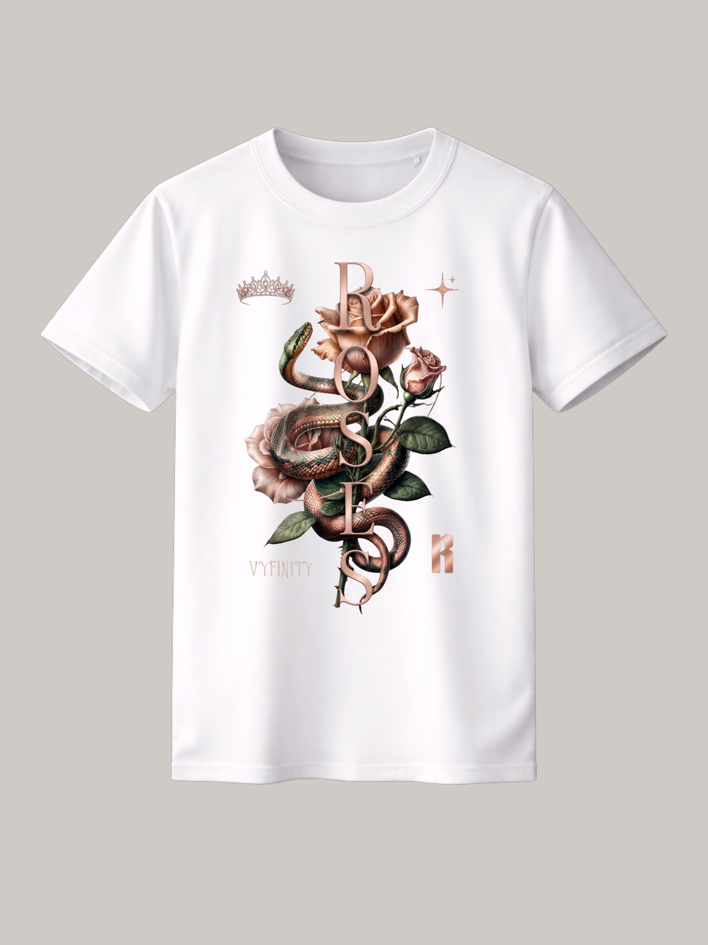 Weißes Unisex Classic Fit T-Shirt mit detailreichem Schlangen- und Rosenmotiv sowie vertikalem „ROSES“-Schriftzug. Elegantes Premium Baumwoll-Shirt mit floraler Snake-Grafik, Krone und dezenten Luxury-Elementen im modernen Streetwear-Design von VYFINITY.