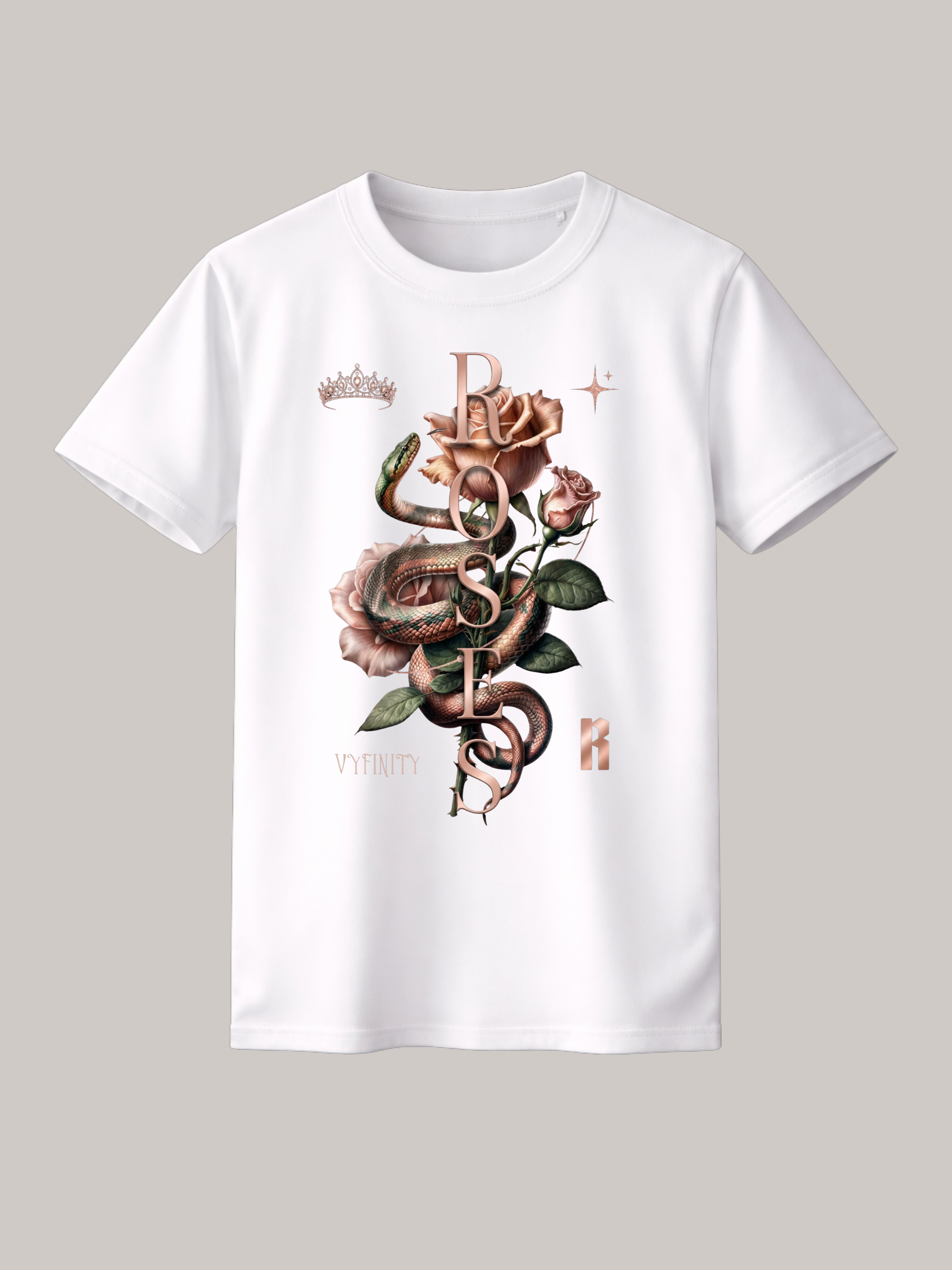 Weißes Unisex Classic Fit T-Shirt mit detailreichem Schlangen- und Rosenmotiv sowie vertikalem „ROSES“-Schriftzug. Elegantes Premium Baumwoll-Shirt mit floraler Snake-Grafik, Krone und dezenten Luxury-Elementen im modernen Streetwear-Design von VYFINITY.