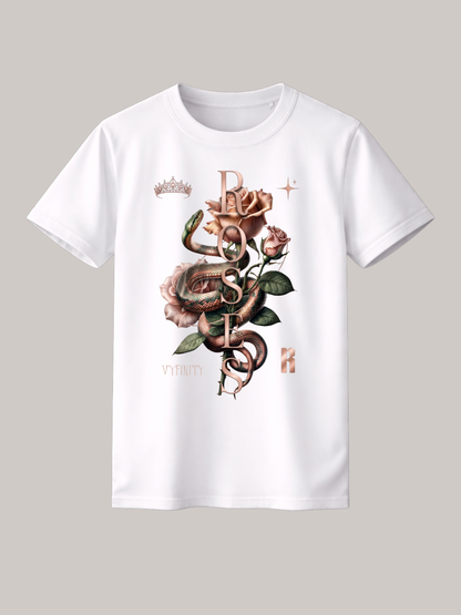 Weißes Unisex Classic Fit T-Shirt mit detailreichem Schlangen- und Rosenmotiv sowie vertikalem „ROSES“-Schriftzug. Elegantes Premium Baumwoll-Shirt mit floraler Snake-Grafik, Krone und dezenten Luxury-Elementen im modernen Streetwear-Design von VYFINITY.