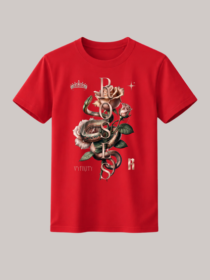 Rotes Unisex Classic Fit T-Shirt mit detailreichem Schlangen- und Rosenmotiv sowie vertikalem „ROSES“-Schriftzug. Hochwertiges Premium Baumwoll-Shirt im Luxury Streetwear-Stil mit floraler Snake-Grafik, Krone, Stern-Elementen und dezenten VYFINITY-Details für Damen und Herren.