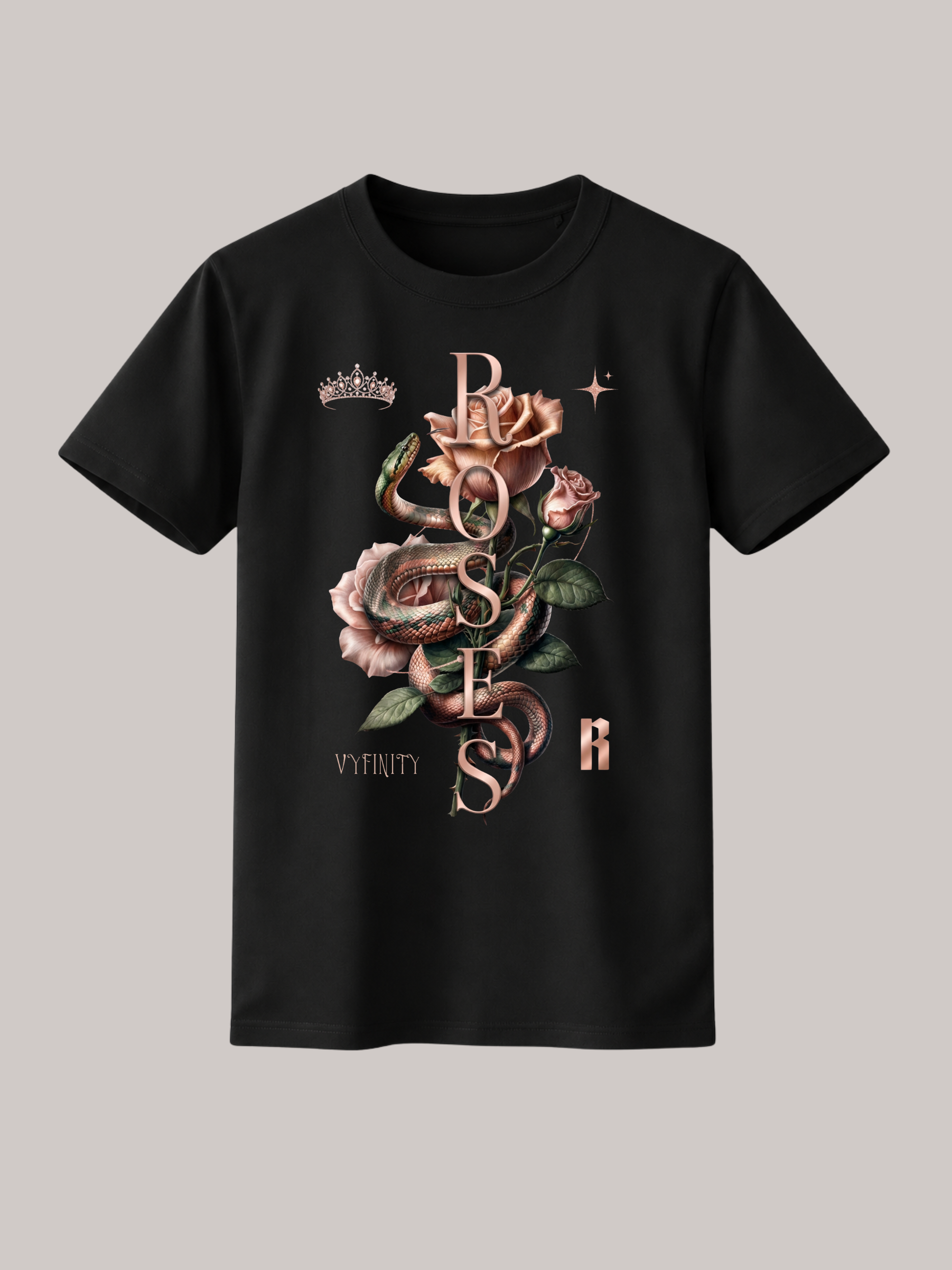 Schwarzes Unisex Classic Fit T-Shirt mit detailreichem Schlangen- und Rosenmotiv sowie vertikalem „ROSES“-Schriftzug. Hochwertiges Premium Baumwoll-Shirt im Luxury Streetwear-Stil mit floraler Snake-Grafik, Krone, Stern-Elementen und dezenten VYFINITY-Details für Damen und Herren.