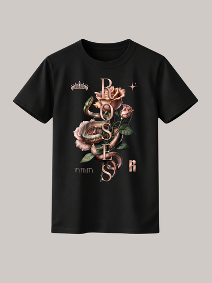 Schwarzes Unisex Classic Fit T-Shirt mit detailreichem Schlangen- und Rosenmotiv sowie vertikalem „ROSES“-Schriftzug. Hochwertiges Premium Baumwoll-Shirt im Luxury Streetwear-Stil mit floraler Snake-Grafik, Krone, Stern-Elementen und dezenten VYFINITY-Details für Damen und Herren.