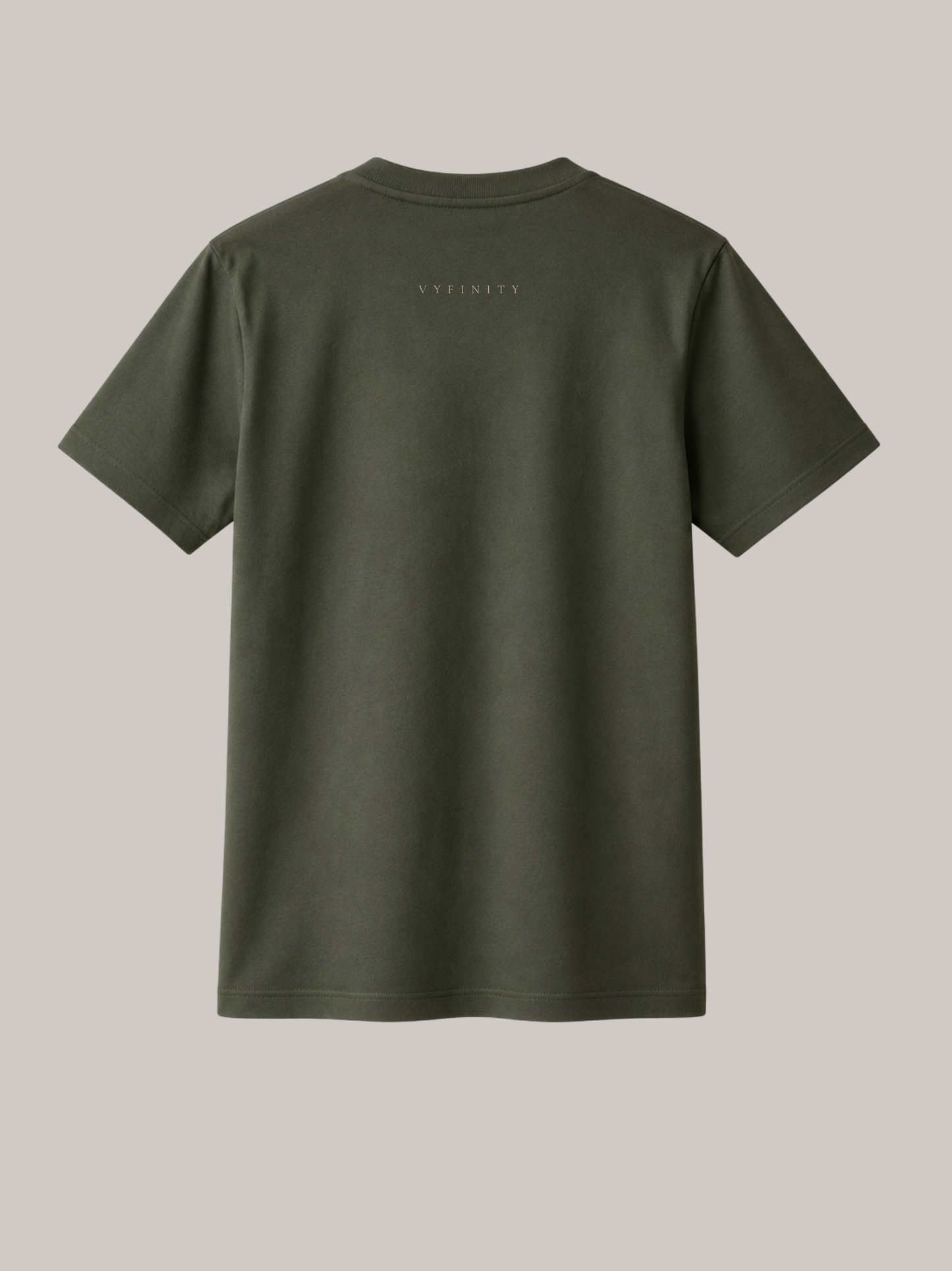 Rückansicht eines Olivgrünes Unisex Classic Fit T-Shirts aus hochwertiger Baumwolle mit dezentem VYFINITY-Logo im Nackenbereich. Minimalistisches Premium Streetwear-Shirt für Damen und Herren mit cleanem Design, ideal für Alltag, Freizeit und moderne Casual Fashion.