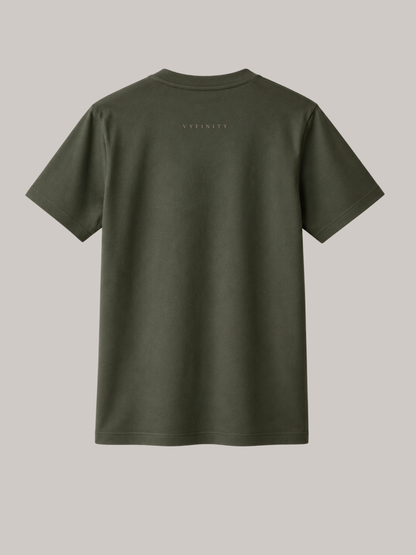 Rückansicht eines Olivgrünes Unisex Classic Fit T-Shirts aus hochwertiger Baumwolle mit dezentem VYFINITY-Logo im Nackenbereich. Minimalistisches Premium Streetwear-Shirt für Damen und Herren mit cleanem Design, ideal für Alltag, Freizeit und moderne Casual Fashion.