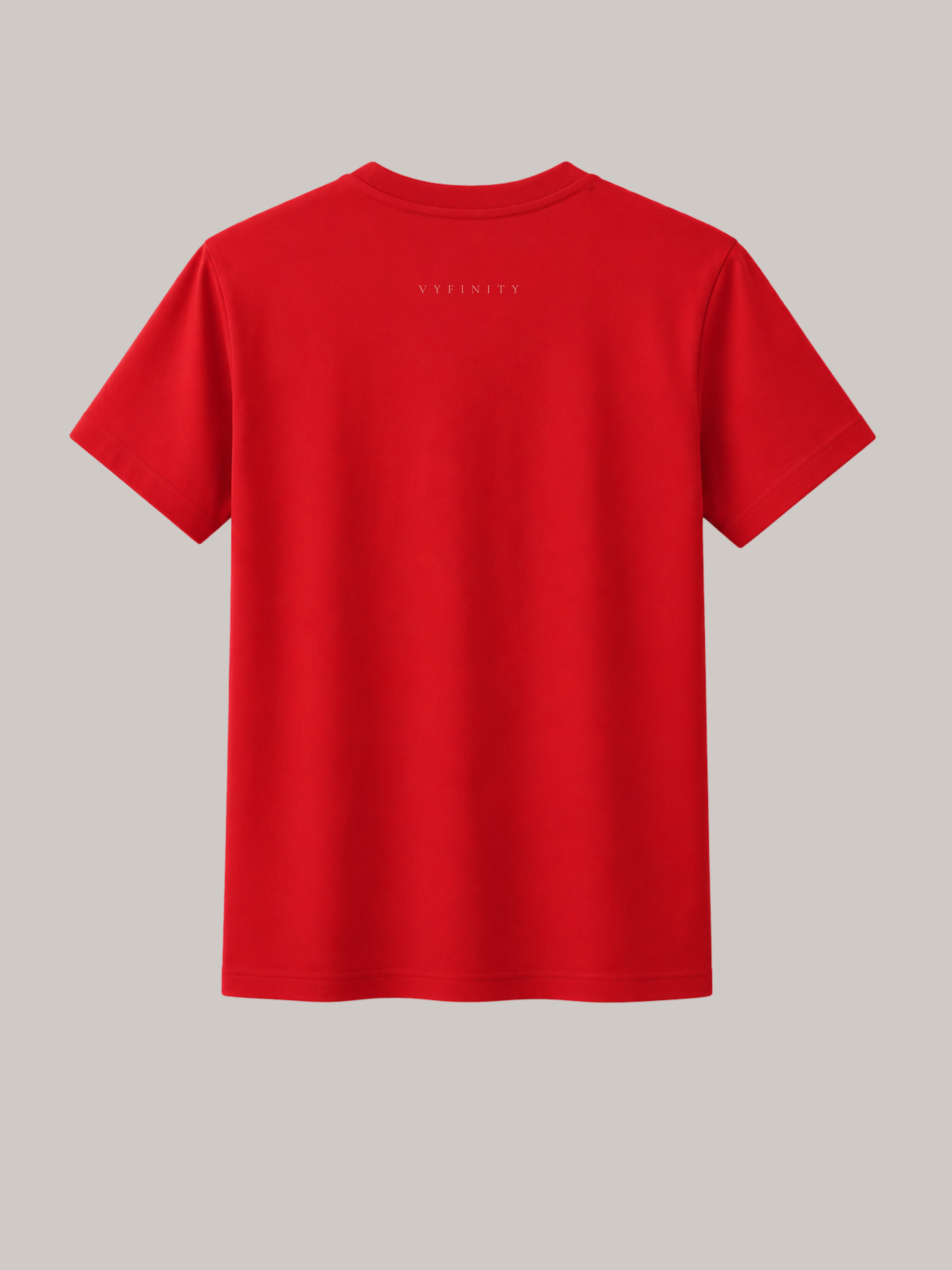 Rückansicht eines roten Unisex Classic Fit T-Shirts aus hochwertiger Baumwolle mit dezentem VYFINITY-Logo im Nackenbereich. Minimalistisches Premium Streetwear-Shirt für Damen und Herren mit cleanem Design, ideal für Alltag, Freizeit und moderne Casual Fashion.
