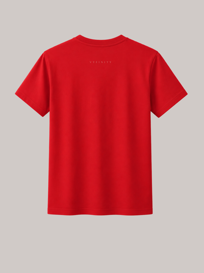 Rückansicht eines roten Unisex Classic Fit T-Shirts aus hochwertiger Baumwolle mit dezentem VYFINITY-Logo im Nackenbereich. Minimalistisches Premium Streetwear-Shirt für Damen und Herren mit cleanem Design, ideal für Alltag, Freizeit und moderne Casual Fashion.