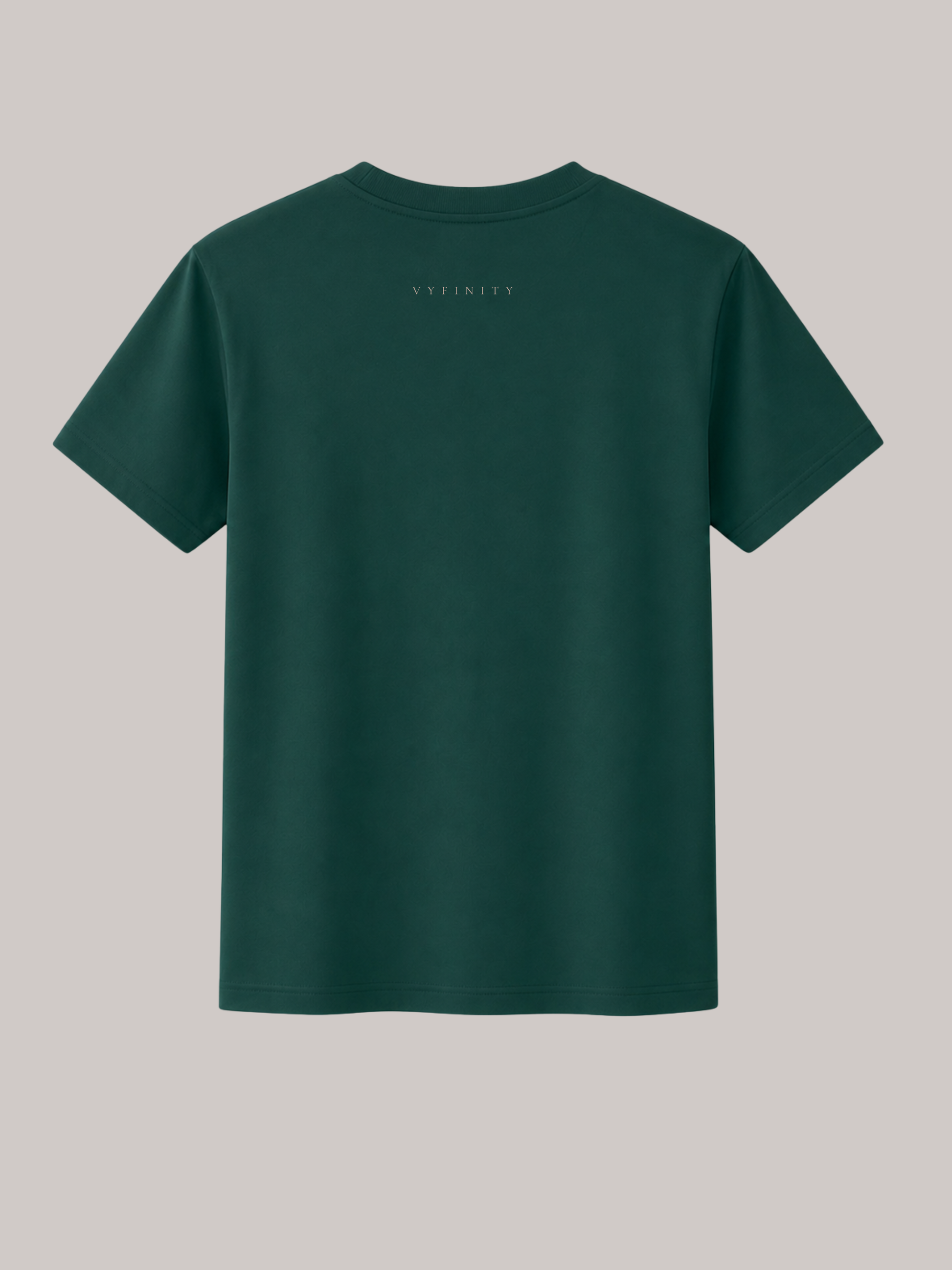 Rückansicht eines dunkelgrünen Unisex Classic Fit T-Shirts aus hochwertiger Baumwolle mit dezentem VYFINITY-Schriftzug im Nacken. Minimalistisches Premium Streetwear-Shirt für Damen und Herren mit cleanem Design, Regular Fit und modernem Luxury Fashion Stil.