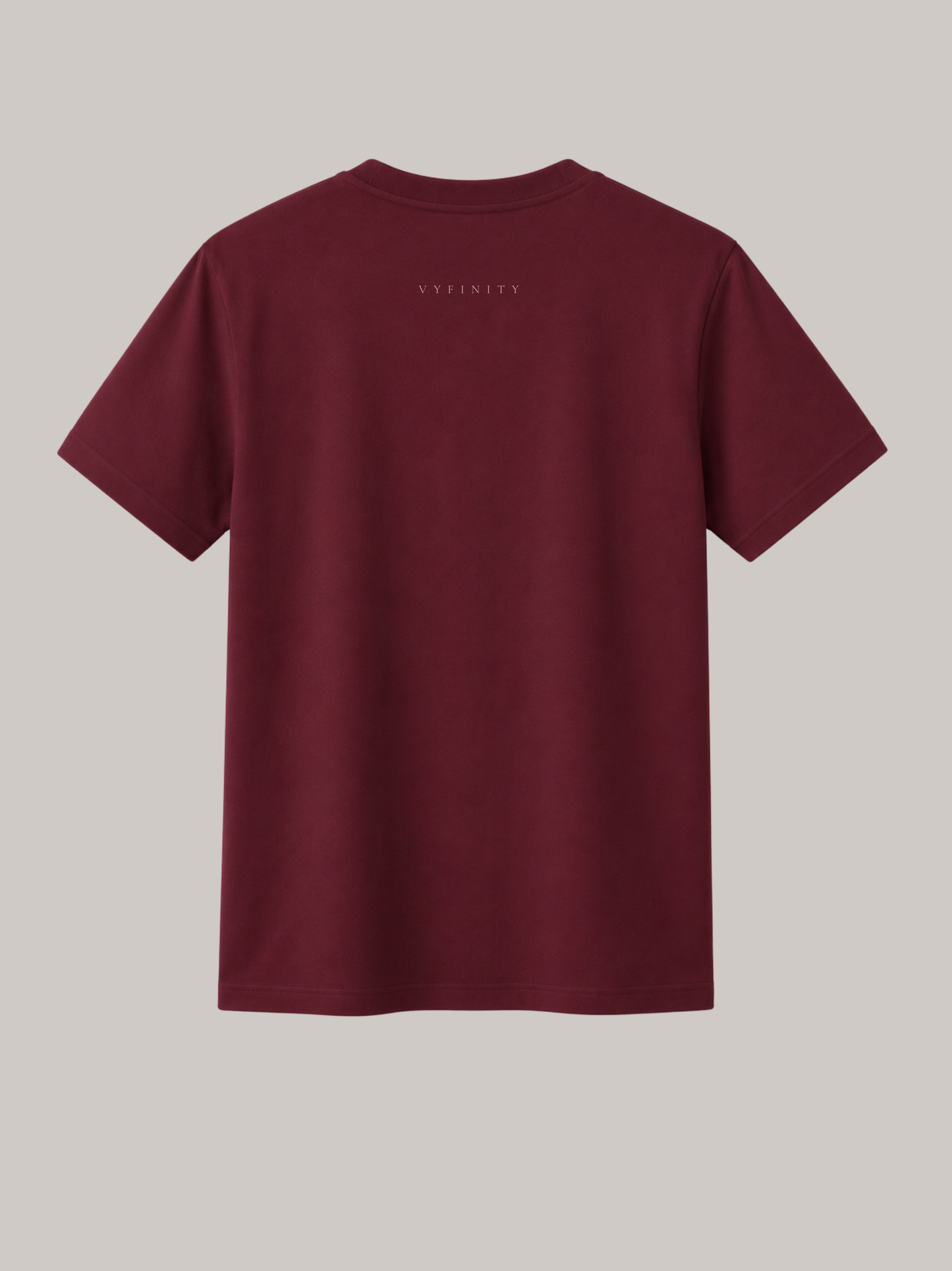 Rückansicht eines bordeauxfarbenen Unisex Classic Fit T-Shirts aus hochwertiger Baumwolle mit dezentem VYFINITY-Schriftzug im Nacken. Minimalistisches Premium Streetwear-Shirt für Damen und Herren mit cleanem Design, Regular Fit und modernem Luxury Fashion Stil.
