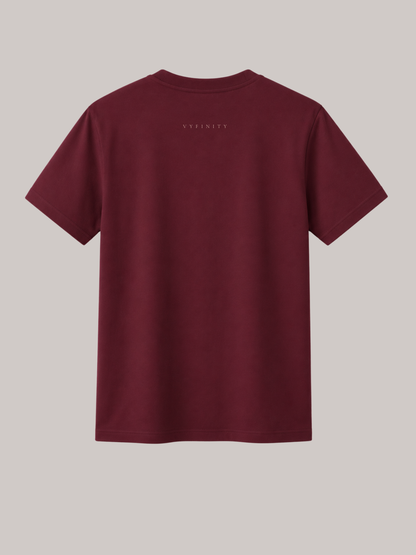 Rückansicht eines bordeauxfarbenen Unisex Classic Fit T-Shirts aus hochwertiger Baumwolle mit dezentem VYFINITY-Schriftzug im Nacken. Minimalistisches Premium Streetwear-Shirt für Damen und Herren mit cleanem Design, Regular Fit und modernem Luxury Fashion Stil.
