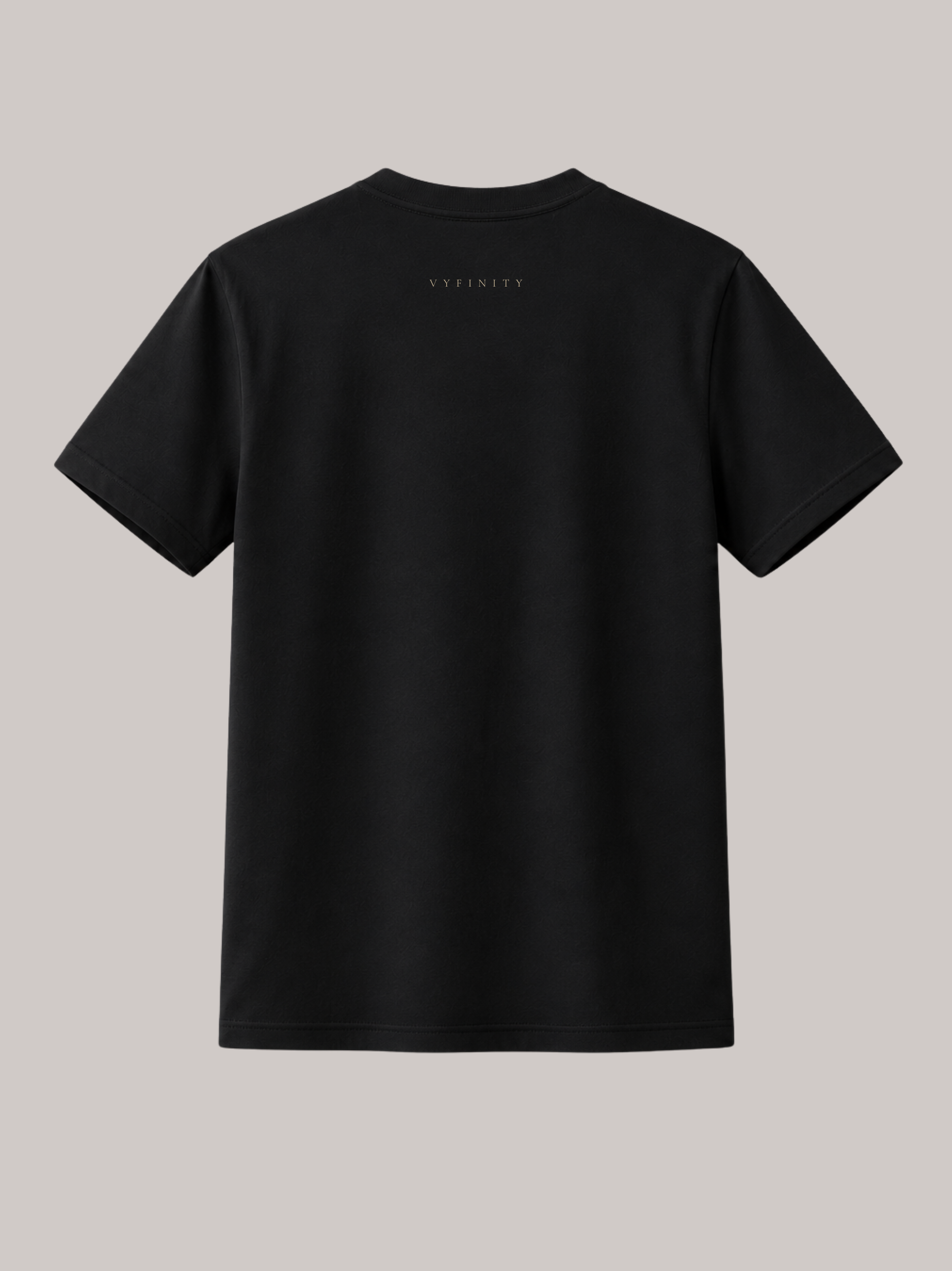 Rückansicht eines schwarzen Unisex Classic Fit T-Shirts aus hochwertiger Baumwolle mit dezentem VYFINITY-Schriftzug im Nacken. Minimalistisches Premium Streetwear-Shirt für Damen und Herren mit cleanem Design und modernem Luxury Fashion Look.