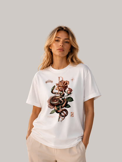 Elegante Frau trägt ein weißes Unisex Classic Fit T-Shirt mit luxuriösem Schlangen- und Rosenmotiv sowie dem Schriftzug „Roses“. Modernes Premium Baumwoll-T-Shirt im Luxury Streetwear-Stil mit detailreichem Floral- und Snake-Print, fotografiert im minimalistischen Editorial-Look.