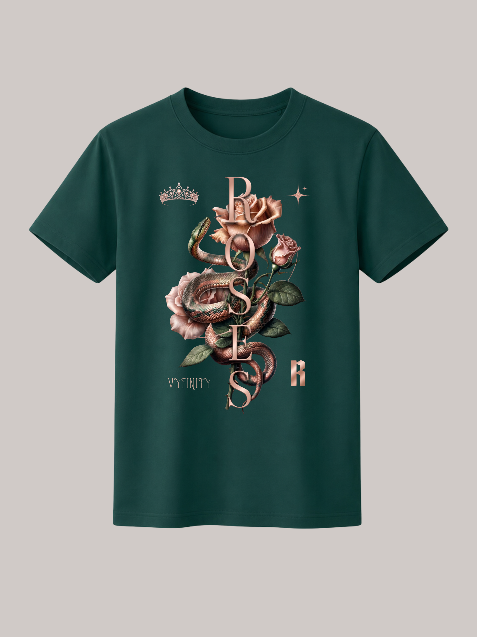 Dunkelgrünes Unisex Classic Fit T-Shirt mit detailreichem Schlangen- und Rosenmotiv in Roségold. Vertikaler „ROSES“-Schriftzug, Krone, Stern und dezentes VYFINITY-Branding verleihen dem Premium Streetwear-Shirt einen eleganten Luxury Fashion Look für Damen und Herren.