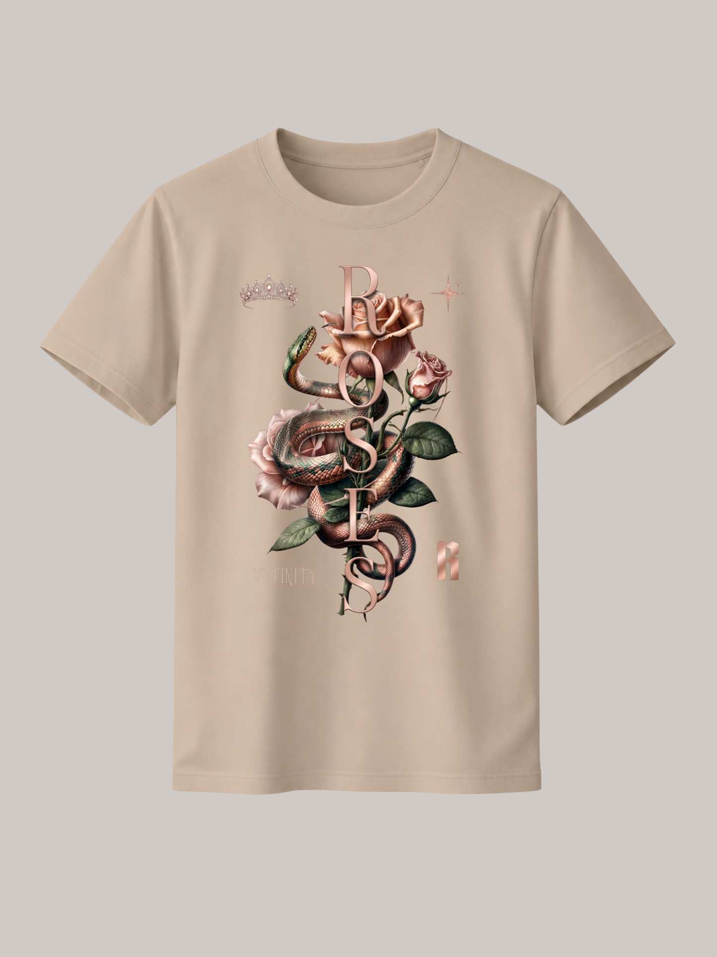 Beiges Unisex Classic Fit T-Shirt mit detailreichem Schlangen- und Rosenmotiv in Roségold. Vertikaler „ROSES“-Schriftzug, Krone, Stern und dezentes VYFINITY-Branding verleihen dem Premium Streetwear-Shirt einen luxuriösen, modernen Fashion-Look für Damen und Herren.