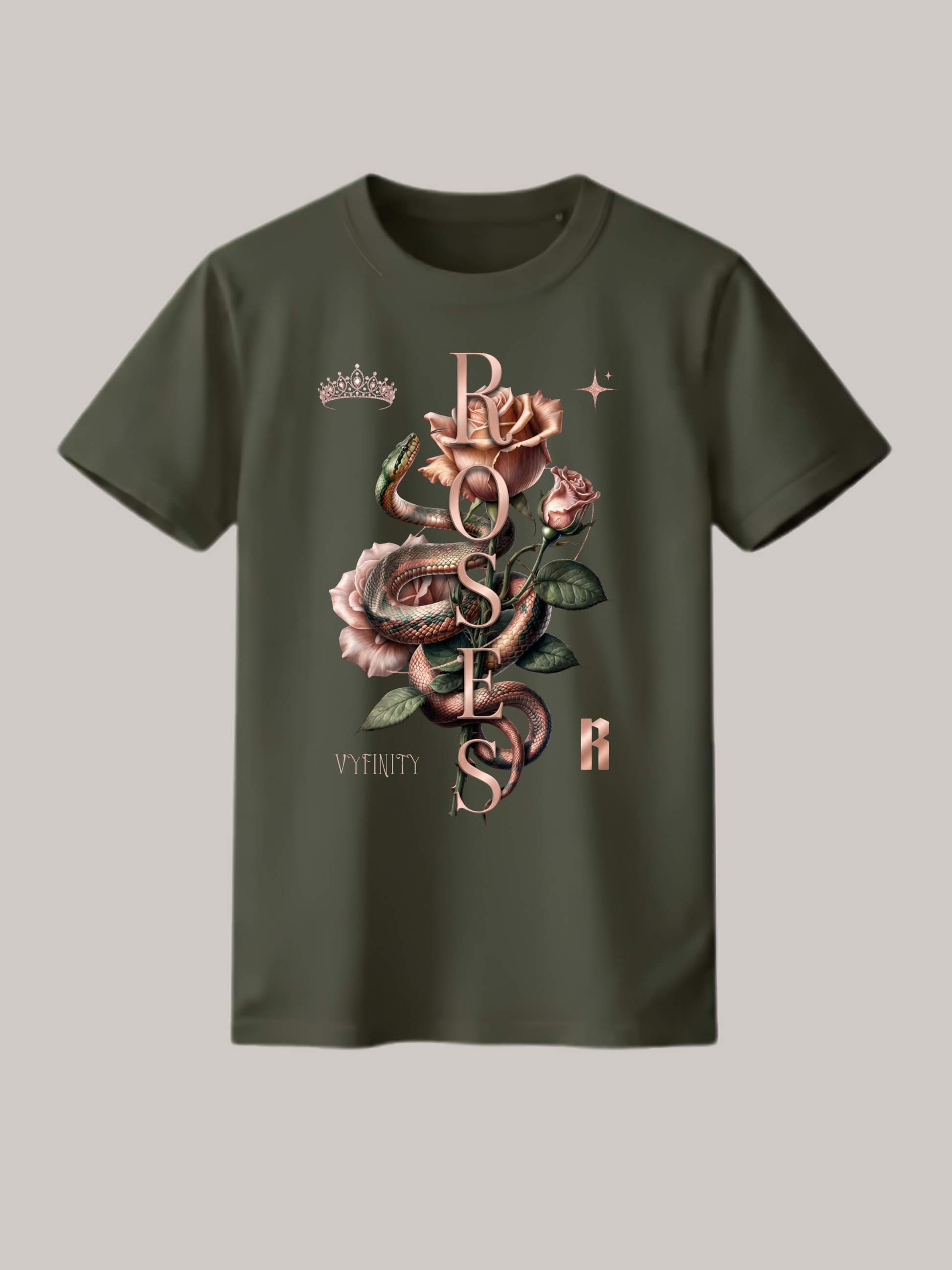 Olivgrünes Unisex Classic Fit T-Shirt mit detailreichem Schlangen- und Rosenmotiv sowie vertikalem „ROSES“-Schriftzug. Hochwertiges Premium Baumwoll-Shirt im Luxury Streetwear-Stil mit floraler Snake-Grafik, Krone und dezenten VYFINITY-Elementen für Damen und Herren.
