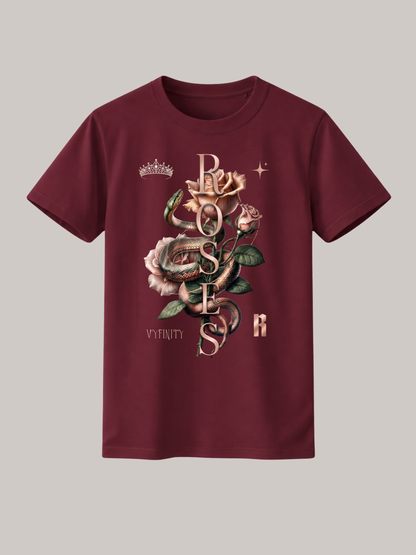 Bordeauxfarbenes Unisex Classic Fit T-Shirt mit detailreichem Schlangen- und Rosenmotiv in Roségold. Vertikaler „ROSES“-Schriftzug, Krone, Stern und dezentes VYFINITY-Branding verleihen dem Premium Streetwear-Shirt einen luxuriösen, eleganten Fashion-Look für Damen und Herren.