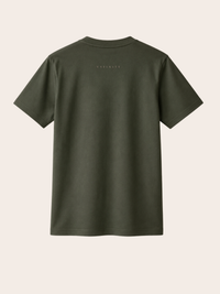 Rückansicht eines dunkelolivgrünen VYFINITY T-Shirts mit kleinem, dezentem VYFINITY-Schriftzug mittig im oberen Rückenbereich. Minimalistisches Premium Fashion T-Shirt vor neutralem, hellem Hintergrund.