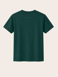 Rückansicht eines dunkelgrünen VYFINITY T-Shirts mit kleinem, dezentem VYFINITY-Schriftzug mittig unterhalb des Kragens. Minimalistisches Premium Fashion T-Shirt vor neutralem, hellem Hintergrund.