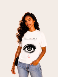 Frau trägt ein weißes VYFINITY „SEE BEYOND“ T-Shirt mit großem Augenmotiv und dem Schriftzug „Perception Creates Reality“, kombiniert mit heller Jeans.