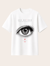 Weißes VYFINITY „SEE BEYOND“ T-Shirt mit großem schwarz-weißem Augenmotiv, V-Logo in der Iris sowie dem Schriftzug „Perception Creates Reality“ und roten Designdetails.