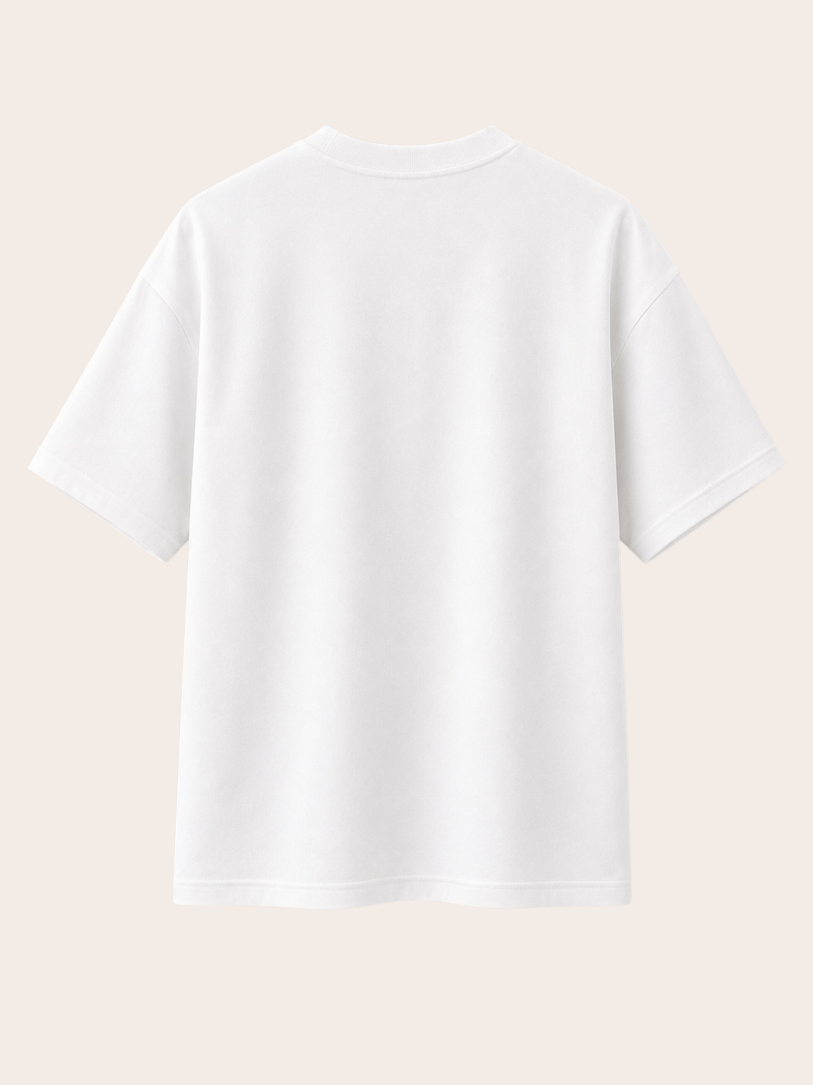 Weißes Relaxed-Fit T-Shirt in Rückansicht auf hellem, cremefarbenem Hintergrund, minimalistisch und freigestellt dargestellt.