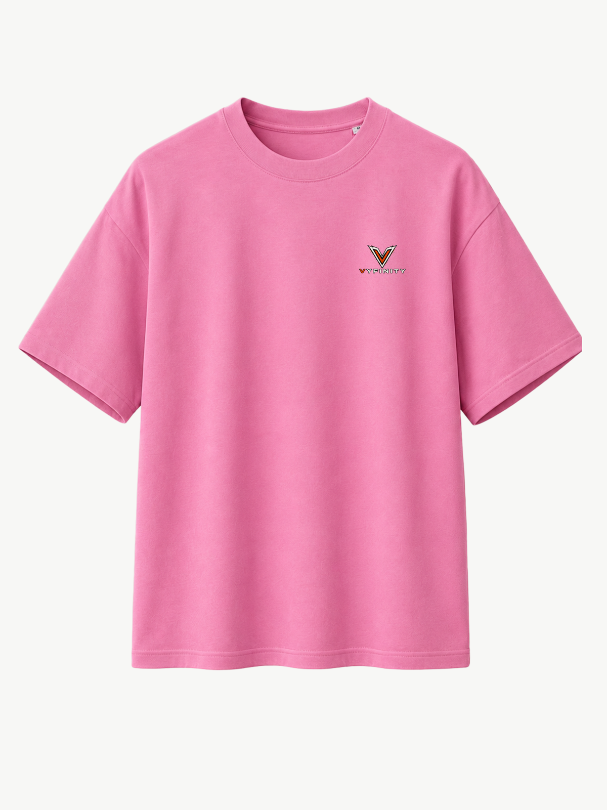 Pinkes VYFINITY Heavy T-Shirt mit kleinem orange-schwarzem VYFINITY Logo auf der linken Brust und cleanem, minimalistischem Streetwear-Look.