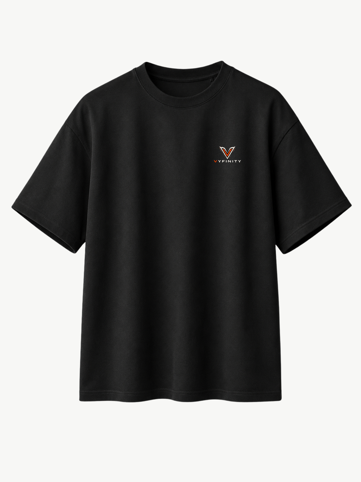 Schwarzes VYFINITY Heavy T-Shirt in Frontansicht mit kleinem weiß-orangefarbenem VYFINITY-Logo auf der linken Brust. Minimalistisches Premium-Streetwear-Design vor hellem Hintergrund.