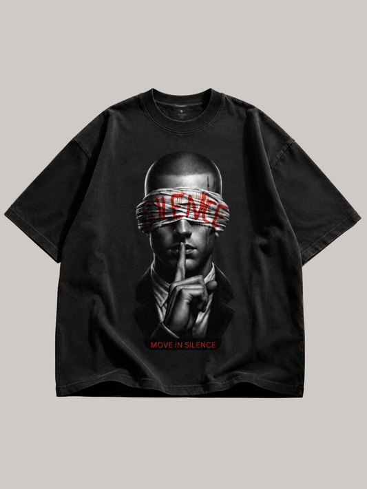 Schwarzes Vyfinity Oversized-T-Shirt mit „MOVE IN SILENCE“-Motiv. Premium Streetwear-Shirt mit markanter Schwarz-Weiß-Grafik, roten Akzenten und lockerem Oversized-Fit.