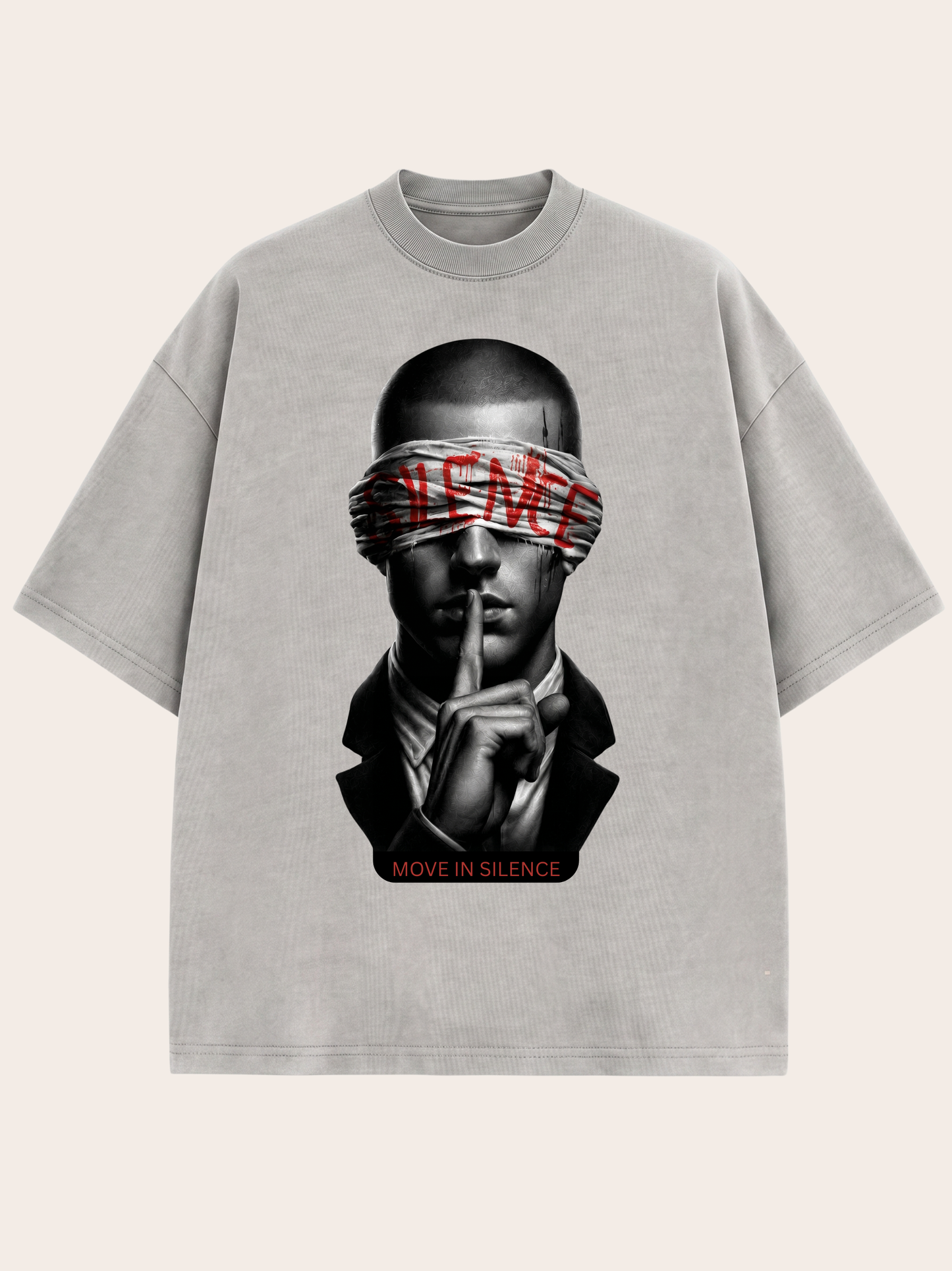 Hellgraues Oversized VYFINITY T-Shirt in Frontansicht mit großem schwarz-weißem „MOVE IN SILENCE“-Motiv. Die dargestellte Person trägt eine Augenbinde mit roter Schrift und hält einen Finger vor die Lippen. Darunter steht „MOVE IN SILENCE“ in Rot. Moderner Streetwear-Look auf neutralem Hintergrund.