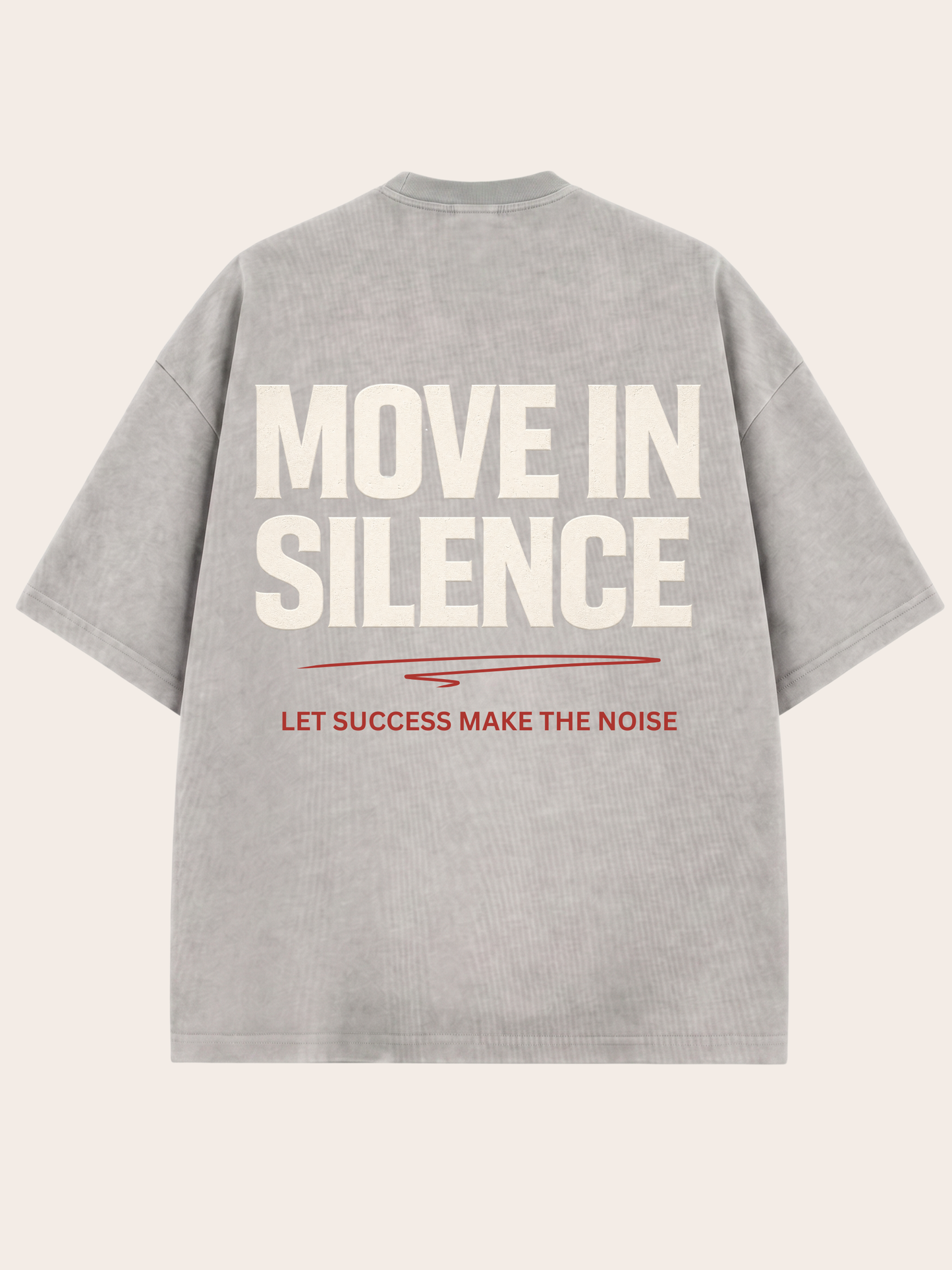 Hellgraues Oversized VYFINITY T-Shirt in Rückansicht mit großem cremefarbenem Schriftzug „MOVE IN SILENCE“. Darunter eine rote grafische Linie und der rote Text „LET SUCCESS MAKE THE NOISE“. Moderner minimalistischer Streetwear-Look auf neutralem Hintergrund.