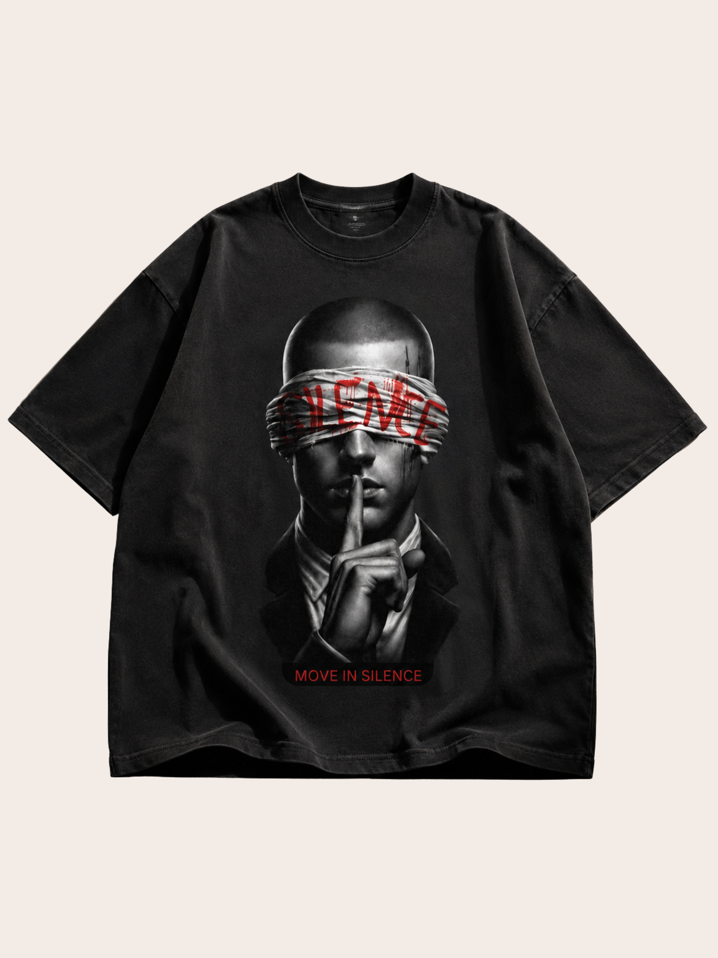 Schwarzes Oversized VYFINITY T-Shirt in Frontansicht mit großem „MOVE IN SILENCE“-Print. Das monochrome Motiv zeigt eine Person mit verbundenen Augen und Finger vor den Lippen, ergänzt durch markante rote Schriftakzente. Moderner dunkler Streetwear-Look auf neutralem Hintergrund.
