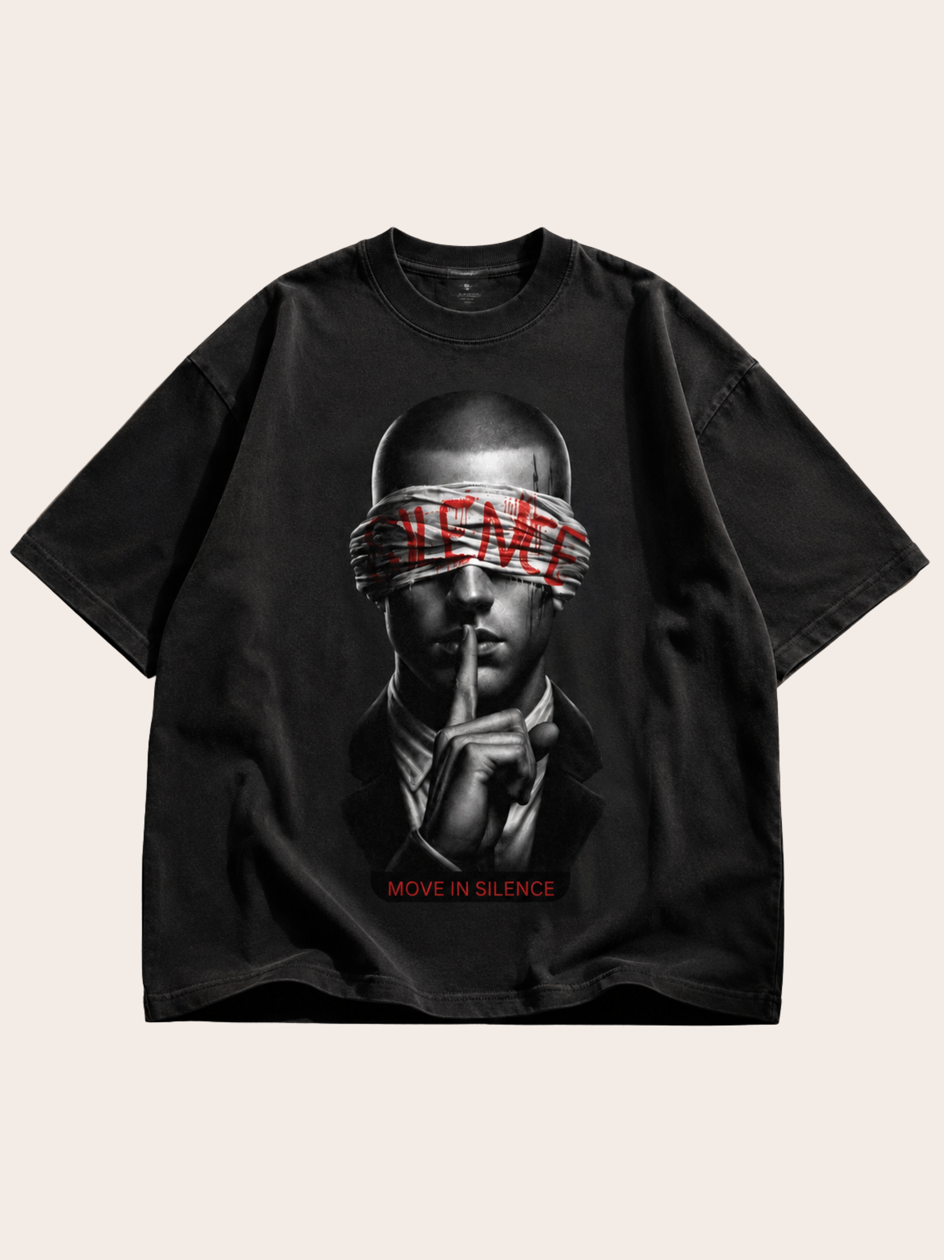 Schwarzes Oversized VYFINITY T-Shirt in Frontansicht mit großem „MOVE IN SILENCE“-Print. Das monochrome Motiv zeigt eine Person mit verbundenen Augen und Finger vor den Lippen, ergänzt durch markante rote Schriftakzente. Moderner dunkler Streetwear-Look auf neutralem Hintergrund.