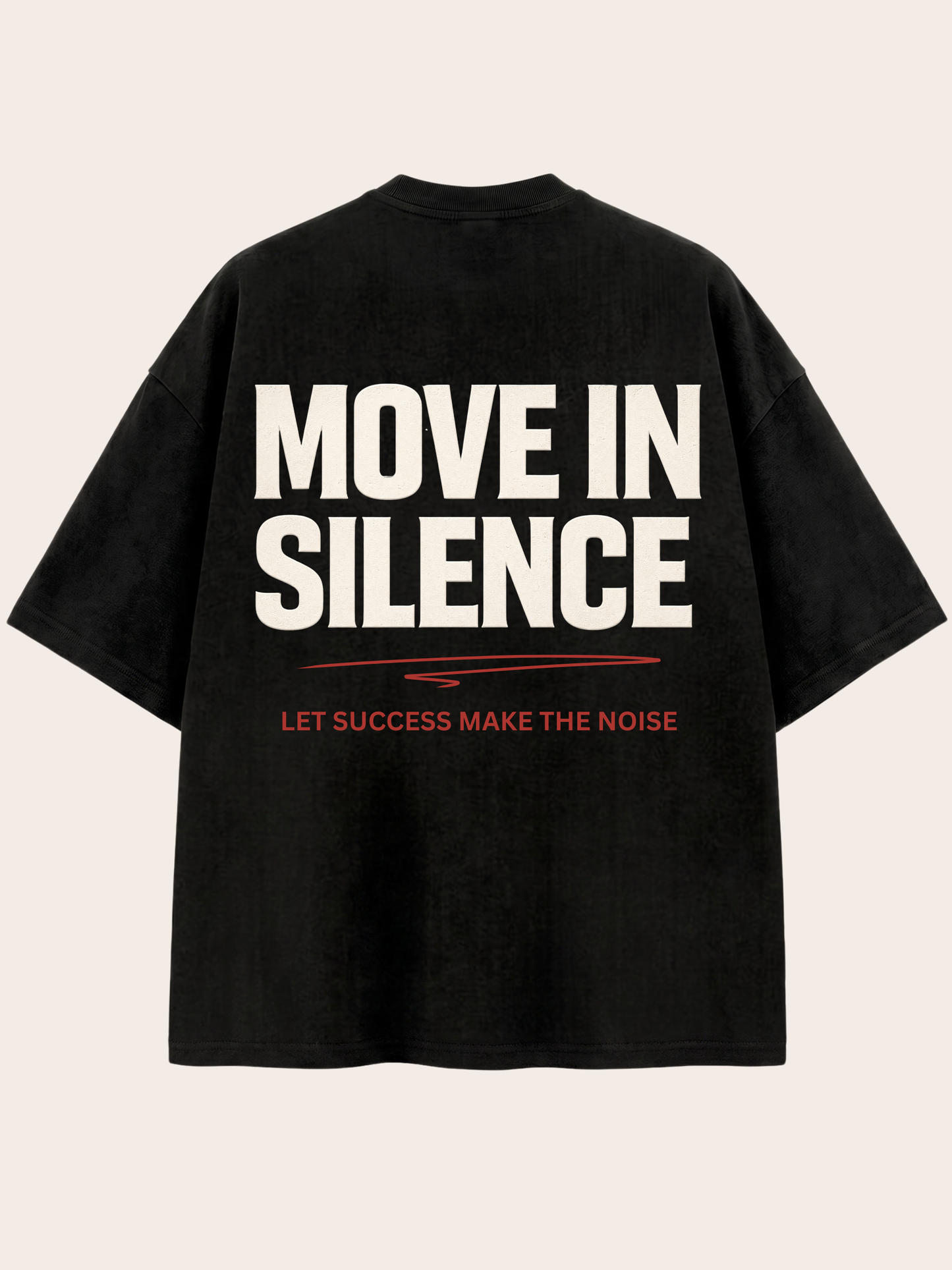 Schwarzes Oversized VYFINITY T-Shirt in Rückansicht mit großem typografischem Rückenprint „MOVE IN SILENCE“ in heller Schrift. Darunter befinden sich ein roter grafischer Akzent und der Schriftzug „LET SUCCESS MAKE THE NOISE“. Minimalistisches Streetwear-Design auf neutralem Hintergrund.